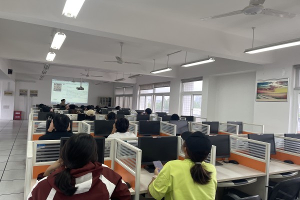 圖書館成功開展2025級新生代表電子資源培訓 暨教育信息咨詢服務活動